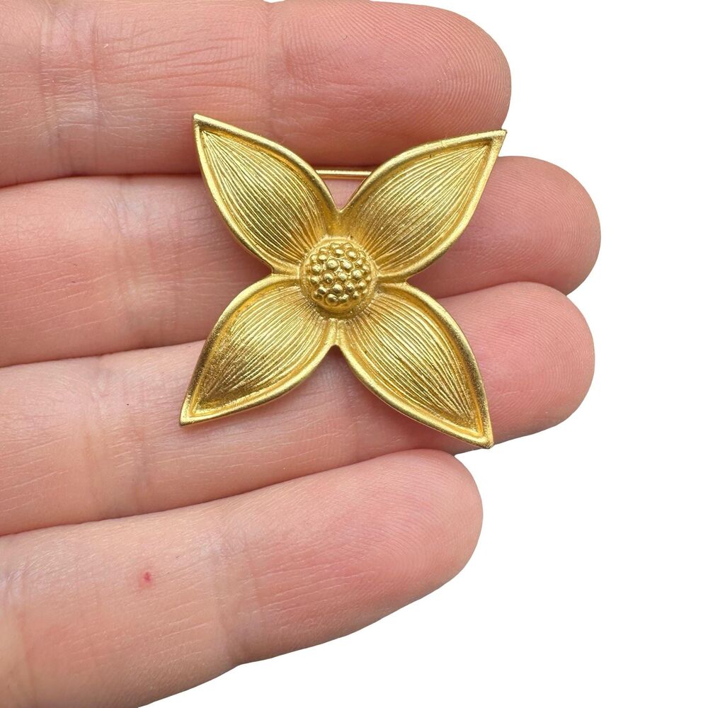 Vintage Jewelry Gold Tone Flower brooch floral pin